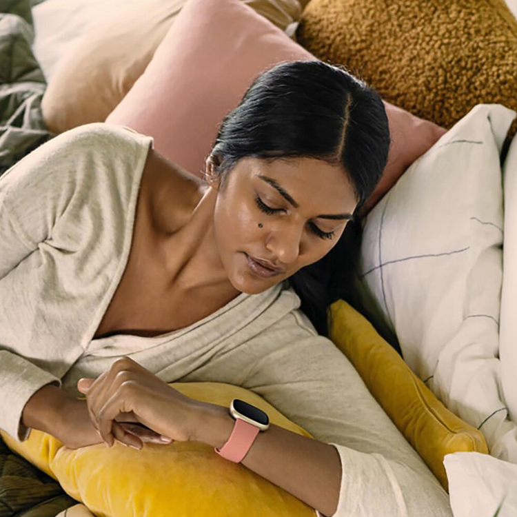 صورة Fitbit Versa 3 GPS Smartwatch (Pink Clay / Soft Gold Aluminum)
