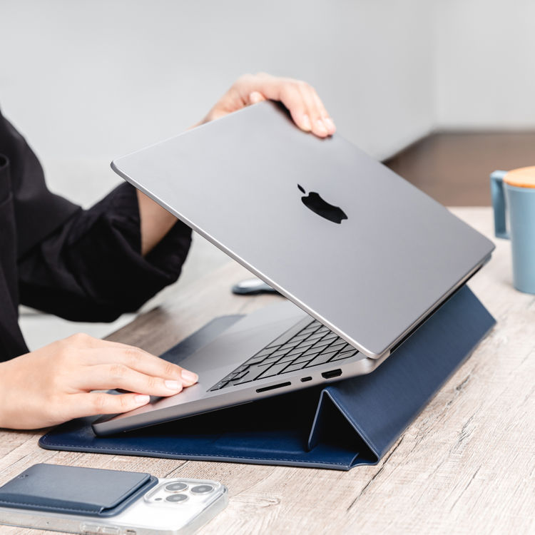 Picture of SwitchEasy EasyStand Leather Sleeve MacBook Pro 13/14" Midnight Blue