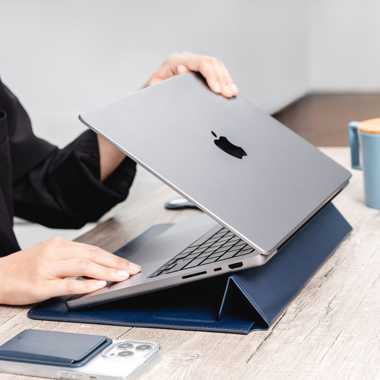 صورة SwitchEasy EasyStand Leather Sleeve MacBook Pro 15/16" Midnight Blue