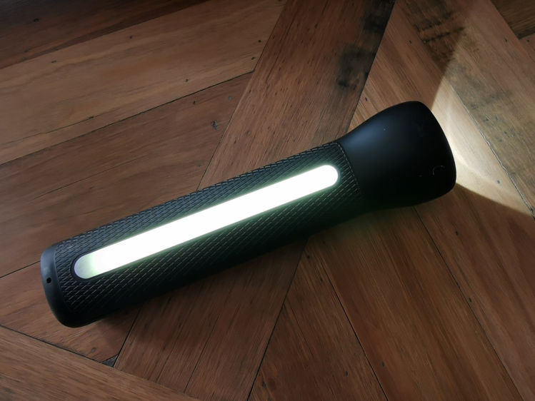 صورة Mophie Powerstation Go Rugged flashlight
