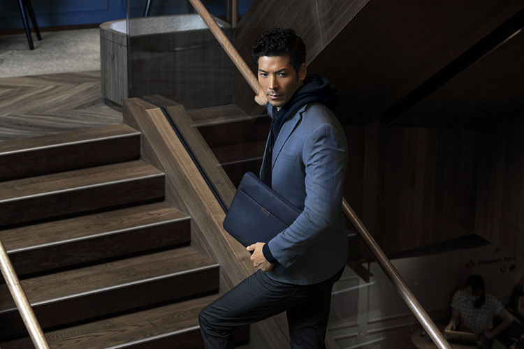صورة UNIQ Bergen Protective water resistant laptop sleeve (Up to 14 inches) BLUE