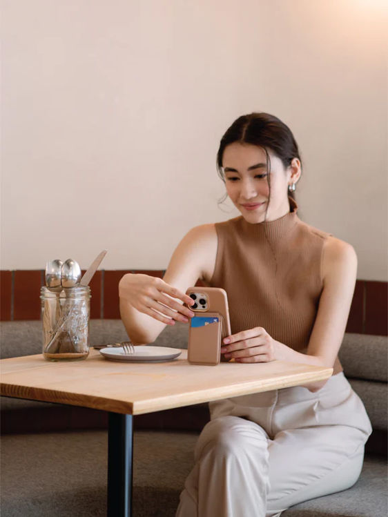 صورة Uniq Coehl Esme Magnetic Cardholder with Mirror and Stand -  Sapphire Blue