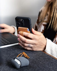 صورة MagBak Wallet | MagSafe Compatible 